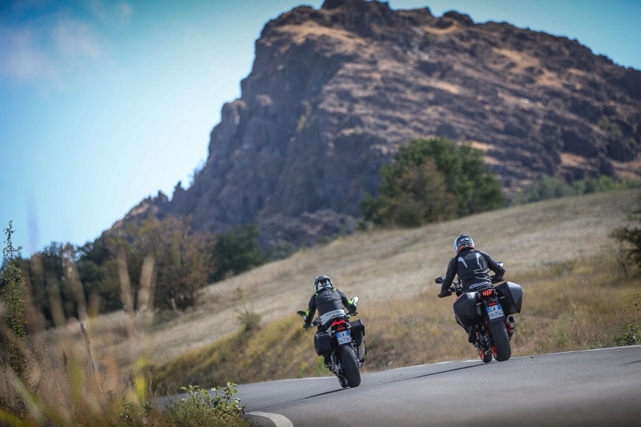 Aprilia Tuono V4 VS KTM 1290 Super Duke GT: la SFIDA delle hypernaked!